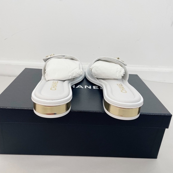 New Chanel 23P Patent Leather CC Turnlock Slides Sandal - Picture 6 of 8